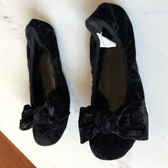 GAP BIG GIRLS Elegant Black Velvet Flats Shoes Dress Holidays/ Christmas Size 5 - Picture 1 of 17